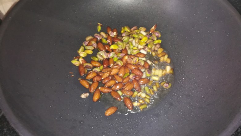 这炒饭美容养颜,益智补脑,好看更好吃,孩子吃了还想吃,下葱白,坚果爆香
注意翻炒,不然容易烧焦