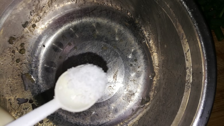 这炒饭美容养颜,益智补脑,好看更好吃,孩子吃了还想吃,加入盐巴和少量水,快速翻炒