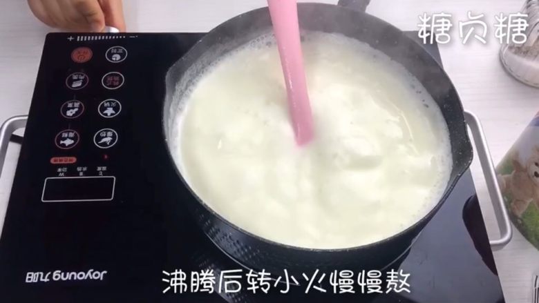 自制宝宝高钙炼乳,沸腾以后转小火慢慢熬，记得现在更是不能停要勤快一点搅拌哦，