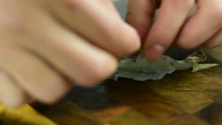 光是看着都流口水的大虾抱蛋煎饺,虾去头壳,留虾尾,开背并挑去虾线。