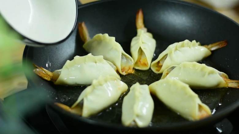 光是看着都流口水的大虾抱蛋煎饺,倒入小半碗清水,加盖焖5分钟。