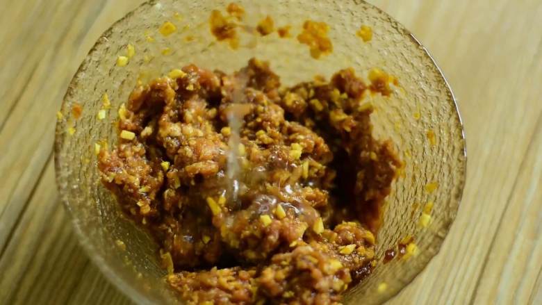 光是看着都流口水的大虾抱蛋煎饺,分次加入清水,搅拌至上劲。