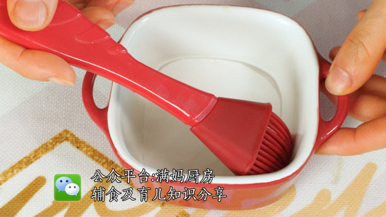 入口即化 牛油果香蕉蒸糕,
底部垫油纸,容器内壁刷油,方便之后脱模。