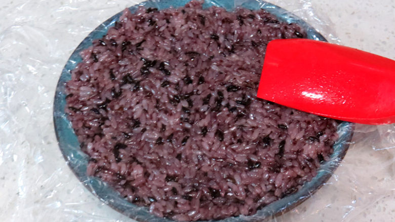自制好吃软糯的【黑米八宝饭】,最后再铺上一层糯米饭,压紧