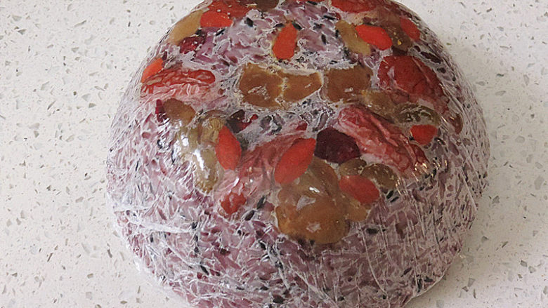 自制好吃软糯的【黑米八宝饭】,用手稍稍整形,然后放进冷冻室