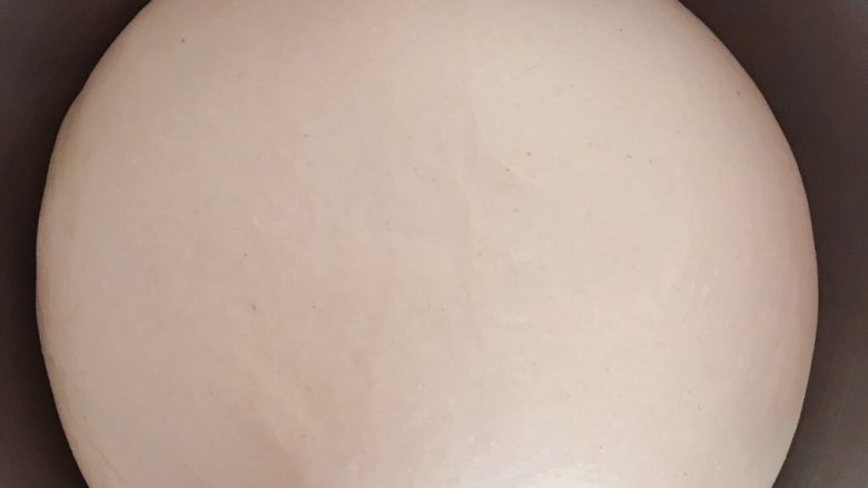 猪猪椰蓉小面包,这时候面团也发酵好了,发酵好的面团有原来2个大小。