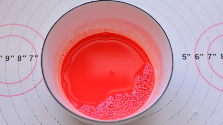 红丝绒蛋糕卷,把食用色素加入在<a style='color:red;display:inline-block;' href='/shicai/ 219'>牛奶</a>里,搅拌均匀。