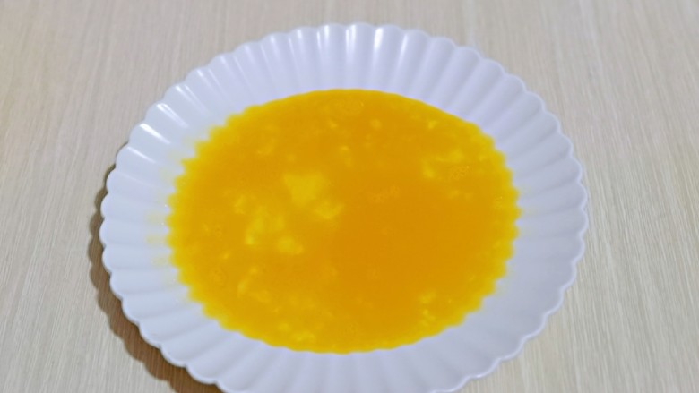 快手早餐~香蕉酸奶三明治,<a style='color:red;display:inline-block;' href='/shicai/ 9'>鸡蛋</a>打入盘中,加入盐,用筷子打散备用。