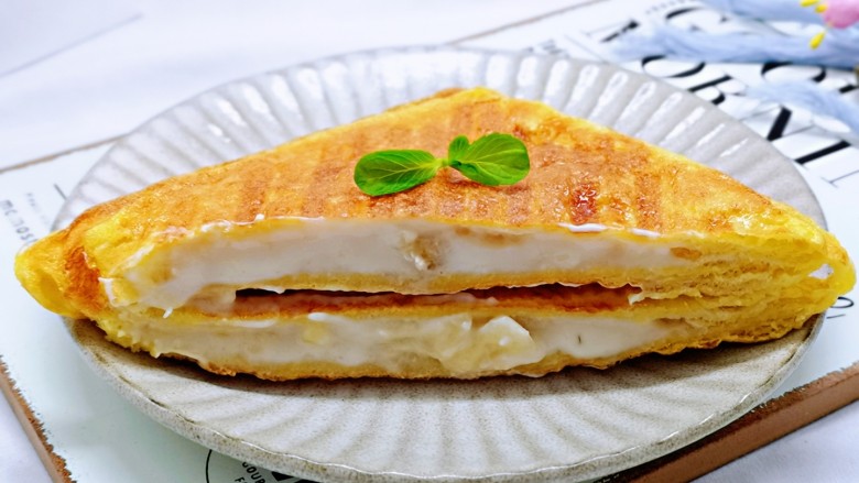 快手早餐~香蕉酸奶三明治,近看,营养均衡的早餐~外酥里软,好吃到没朋友。