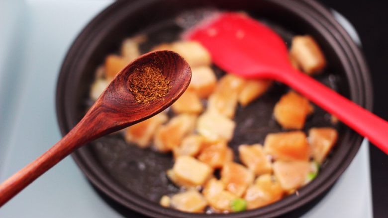 清新养眼的翠竹报春,待鸡肉炒至变色后,加入花椒粉增加香味。