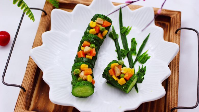 清新养眼的翠竹报春,把炒好的鸡肉蔬菜丁,装入黄瓜盅里即可食用,迎新年的美好寓意。