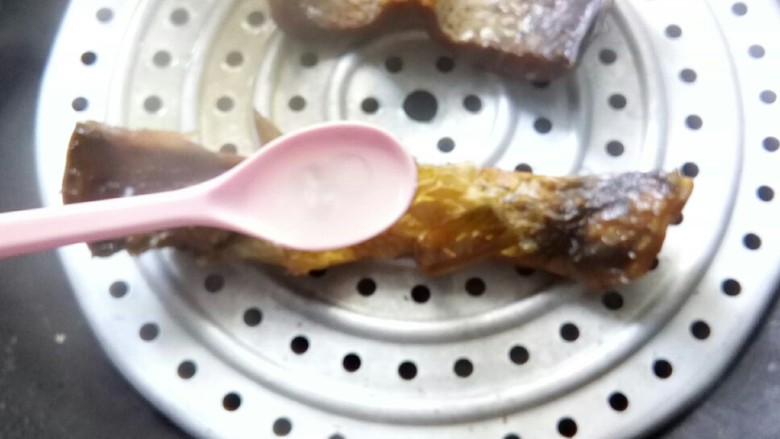 #年年有鱼# 川香炖腊鱼贴饼,上汽后,加米酒继续蒸制。