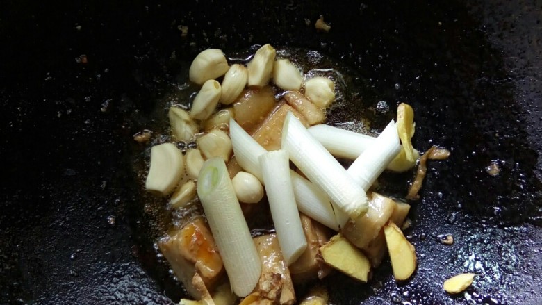 #年年有鱼# 川香炖腊鱼贴饼,加葱姜蒜小火炒香。