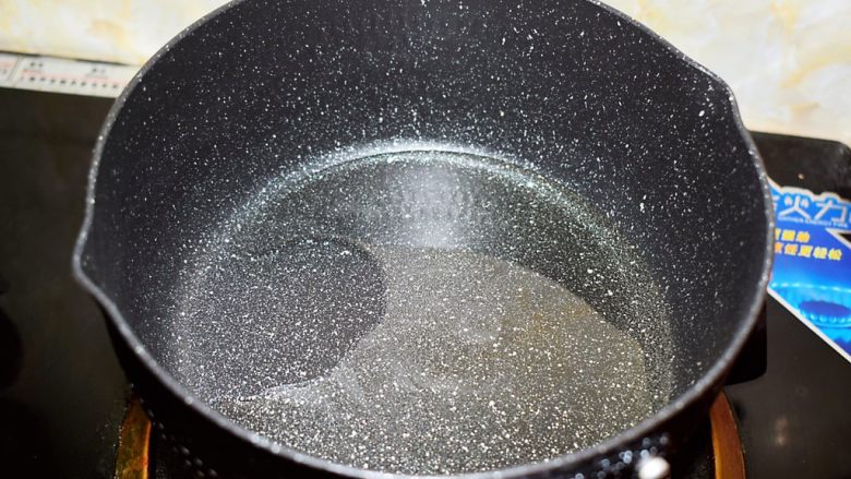 清蒸罗非鱼,另起锅倒入食用油烧热,烧至油冒青烟为止