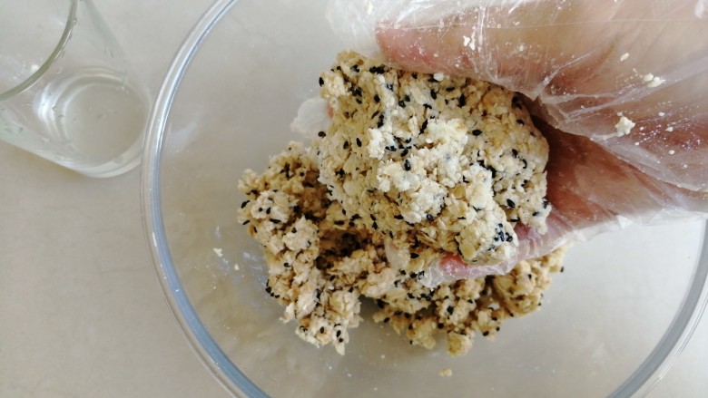 燕麦粗纤芝麻饼干,逐少量加水,配方里的水量仅供参考,可以抓成团即可