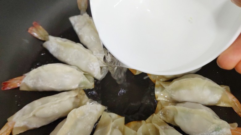 猪肉大虾煎饺,加入半碗清水,盖上盖子。