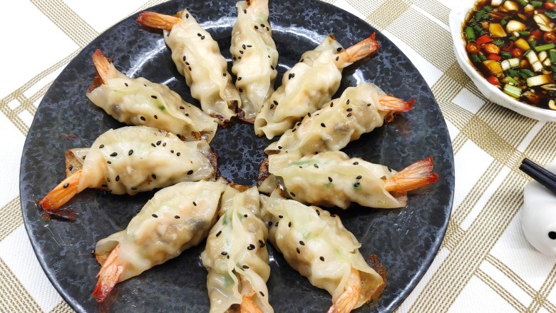 猪肉大虾煎饺,摆盘,配上一碗酱汁,很美味