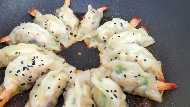 猪肉大虾煎饺,中小火焖干水分，最后撒上黑芝麻。