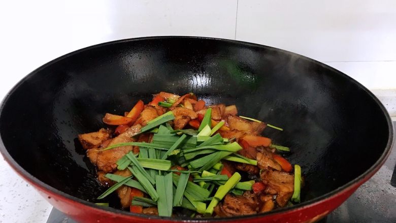 #猪五花肉#胡萝卜回锅肉,放盐、鸡精、蒜苗,翻炒匀。装盘。