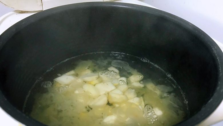 马蹄银耳红枣汤,再将马蹄块倒入,让它自己咕嘟煮着。