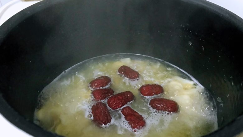 马蹄银耳红枣汤,三十分钟后,加入红枣。