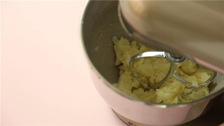 培根土豆卷,蒸好的土豆放厨师机里打成泥状