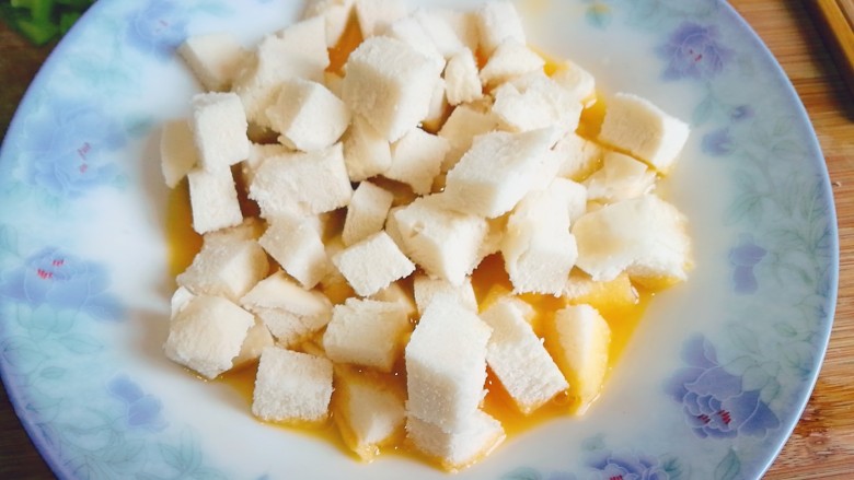 炒馒头丁(鸡蛋馒头),倒入馒头丁