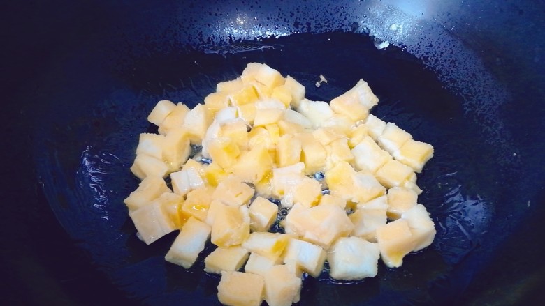 炒馒头丁(鸡蛋馒头),热锅凉油倒入馒头丁