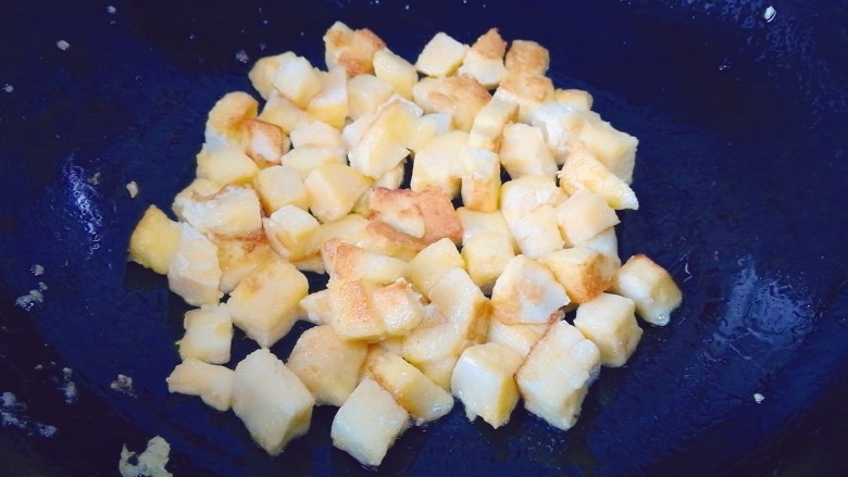 炒馒头丁(鸡蛋馒头),炒至表面金黄