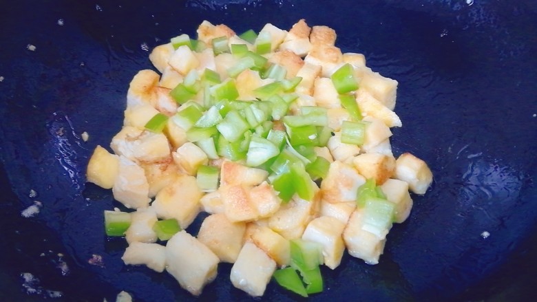 炒馒头丁(鸡蛋馒头),加入青椒粒