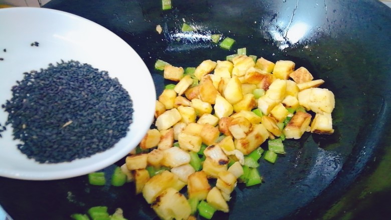 炒馒头丁(鸡蛋馒头),加入黑芝麻