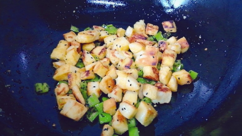 炒馒头丁(鸡蛋馒头),搅拌均匀即可出锅