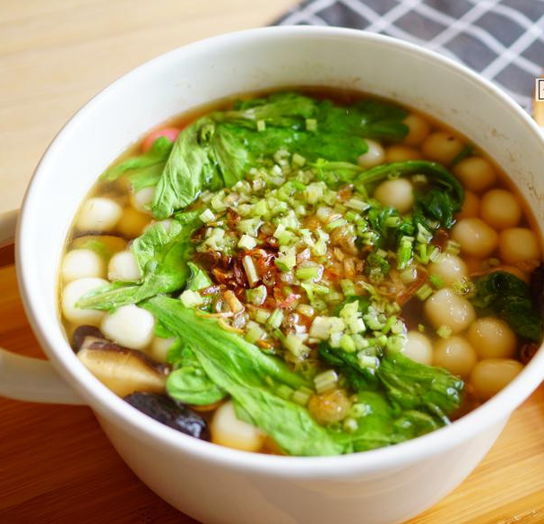 客家咸汤圆,最后放入茼蒿菜、芹菜,最后撒上作法3的红葱酥与<a style='color:red;display:inline-block;' href='/shicai/ 847'>香油</a>,即完成好吃啦!