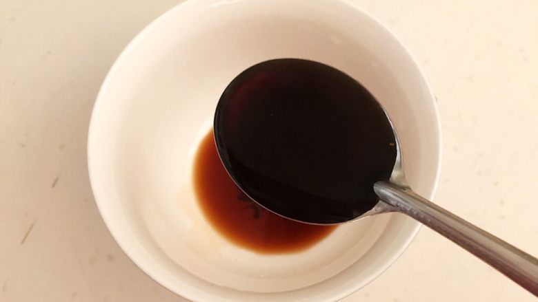 开胃小菜 炝拌银丝,碗里加入3勺<a style='color:red;display:inline-block;' href='/shicai/ 750'>陈醋</a>