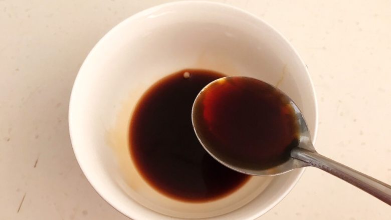 开胃小菜 炝拌银丝,加入2勺<a style='color:red;display:inline-block;' href='/shicai/ 788'>生抽</a>