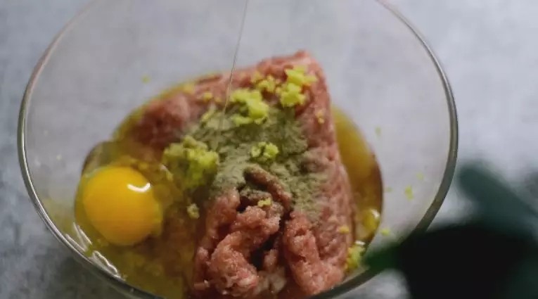 教你做湖南名菜——湘乡蛋卷,加入盐、料酒、白胡椒粉、姜末,鸡蛋、抓匀