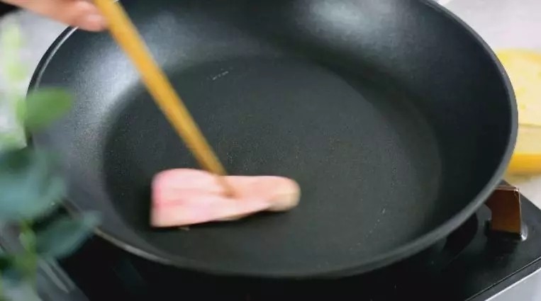 教你做湖南名菜——湘乡蛋卷,起锅,用猪皮在锅底抹一层薄油,小火煎蛋皮
