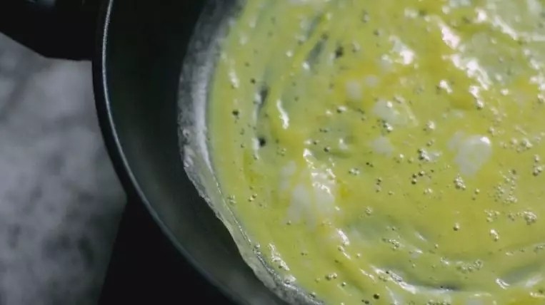 教你做湖南名菜——湘乡蛋卷,蛋皮微微翘起,取出