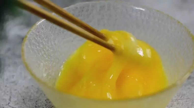 教你做湖南名菜——湘乡蛋卷,鸡蛋中加入盐、水淀粉,打匀备用