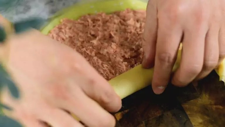 教你做湖南名菜——湘乡蛋卷,将肉糜均匀的抹在蛋皮上,卷起,两边收口