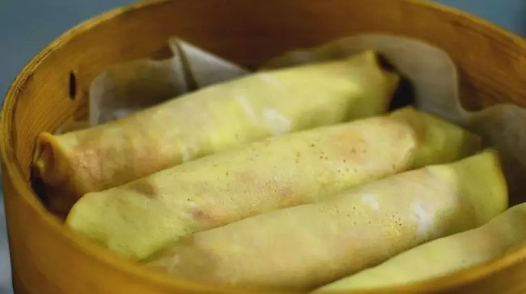 教你做湖南名菜——湘乡蛋卷,放入蒸锅,蒸熟即可