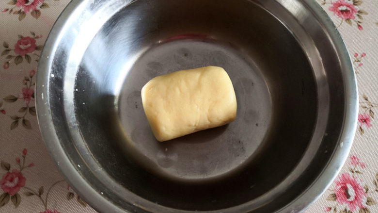 酥皮汤圆,戴上一次性手套比较好操作,揉搓成圆柱体,截面大小在看<a style='color:red;display:inline-block;' href='/shicai/ 555'>汤圆</a>的大小,然后入冰箱冷藏30分钟定型,