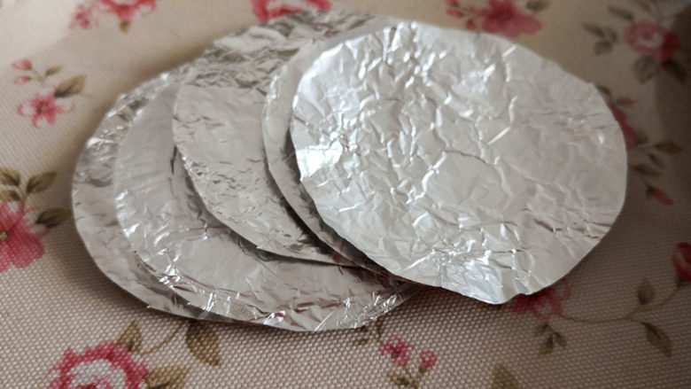 酥皮汤圆,锡纸剪成圆片,大小是汤圆的2到3倍,