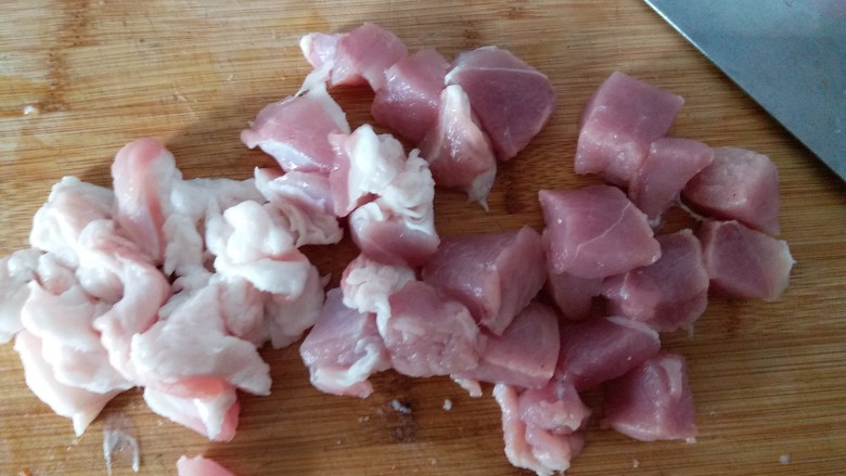虎皮青椒酿肉,把肉切小块,方便搅碎。