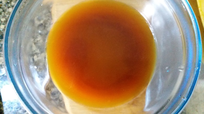 虎皮青椒酿肉,50克纯净水,2克玉米淀粉,8克生抽,一起混合均匀,酱汁就调好了。