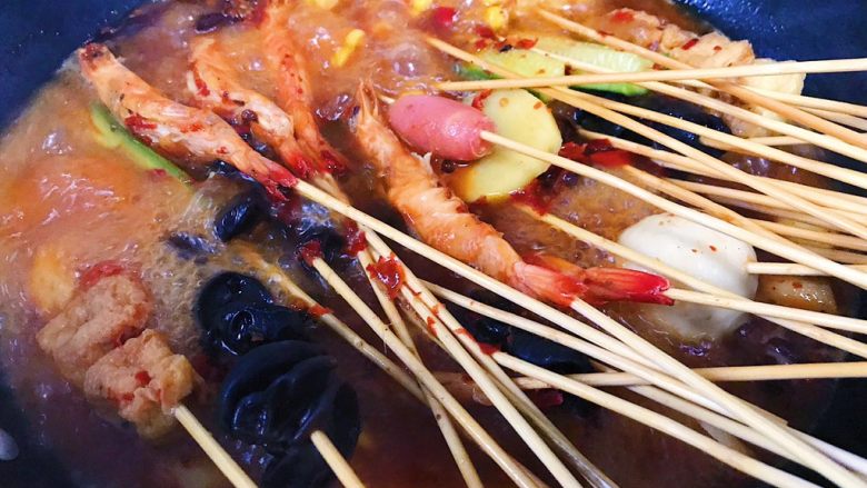 家庭版【冷串串】,一定要把食材全部煮熟 (这边大家也可以把红油熬好放凉 食材用清水煮熟 )
