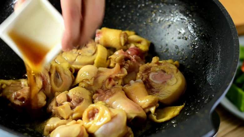 黄焖鸡米饭,外卖点单率超高的菜,自己做更健康,淋入1勺料酒去腥,继续炒匀。