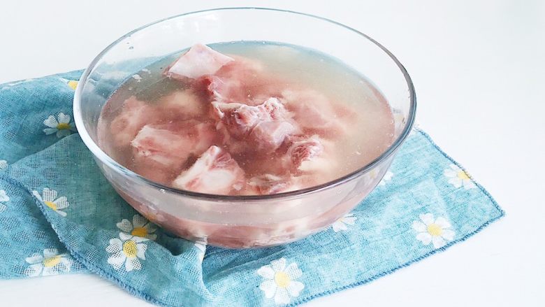 茶食之豆豉蒸排骨,食材处理:
<a style='color:red;display:inline-block;' href='/shicai/ 434'>排骨</a>泡去血水和表面杂质(因为不能汆水 所以泡的时间可以延长)