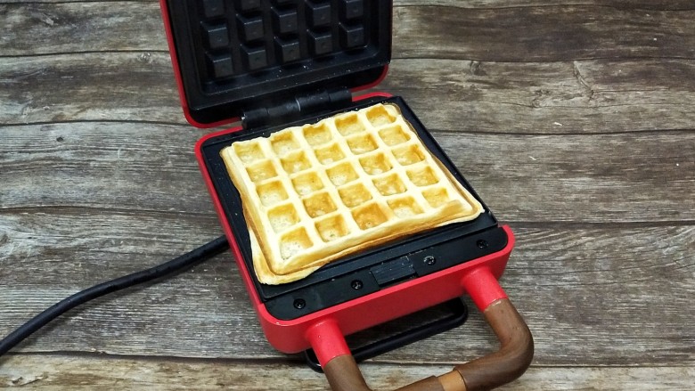 华夫饼,盖上盖子五六分钟看个人的机器调整可以开盖观察它的状况,呈两面金黄就好