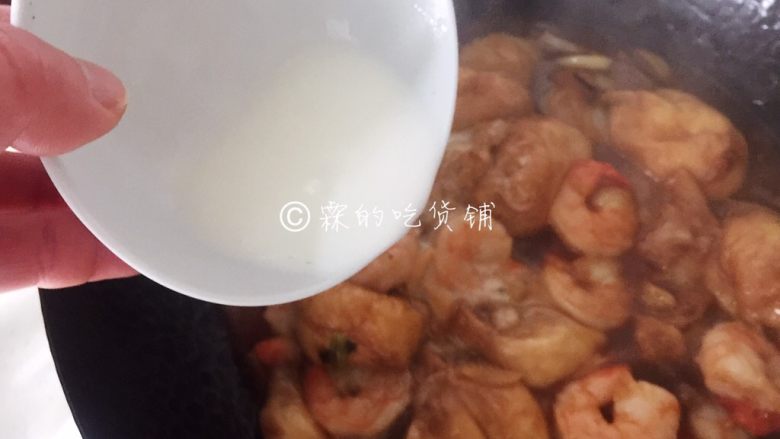 虾仁炒面筋,水淀粉勾芡,收汁